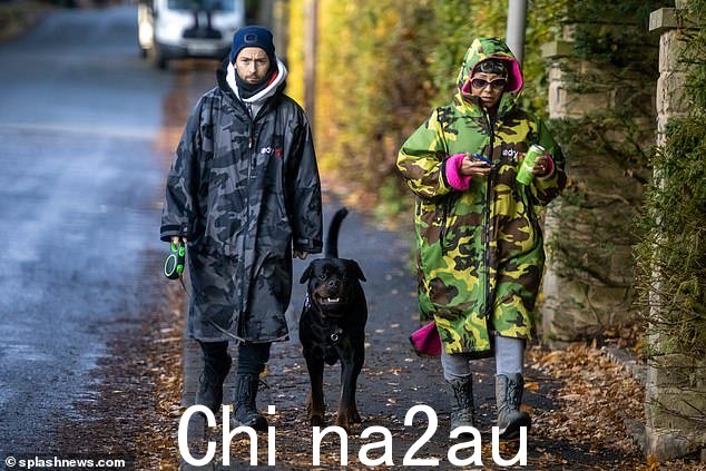 梅尔回忆说:'他说“我爱你,你是我最好的朋友,我想和你共度余生”,有到处都是玫瑰花瓣,原木火,很浪漫'