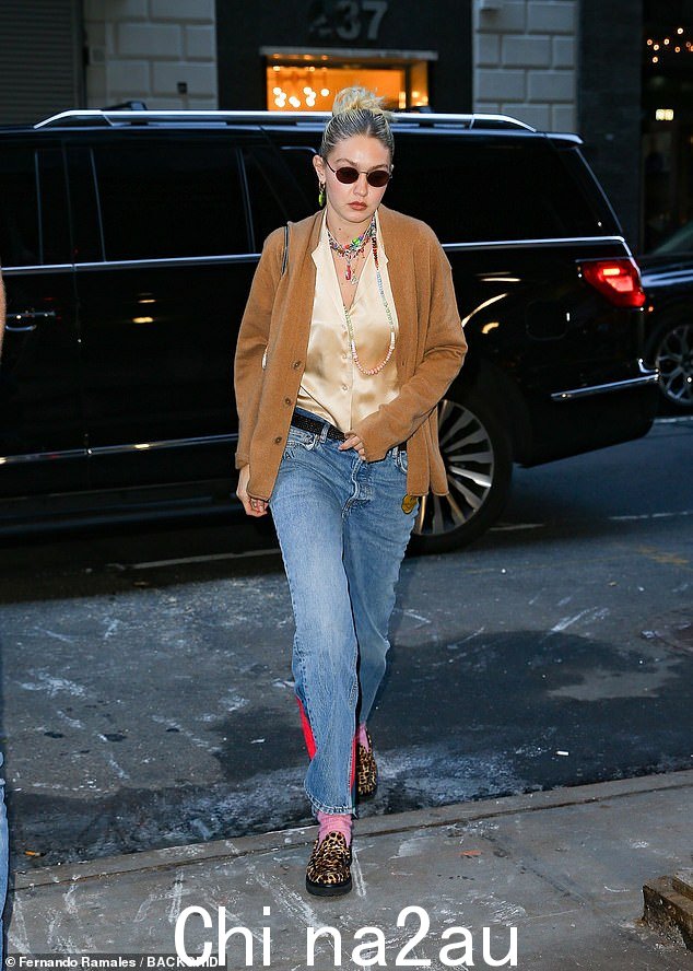打破所有规则!吉吉·哈迪德 (Gigi Hadid) 周四在纽约亮相时,以大胆的色彩冲突做出了一个古怪的时尚宣言