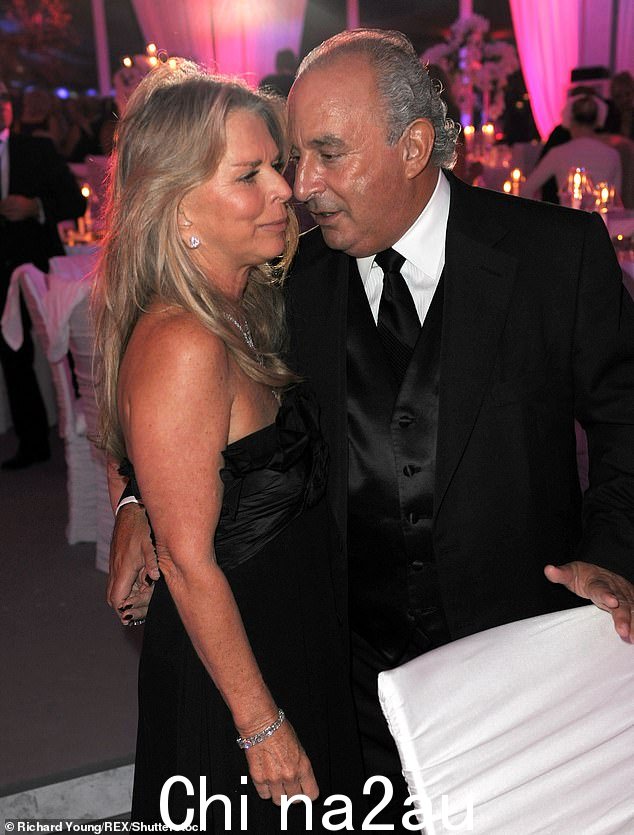 2009 年 9 月 26 日,Tina Green 和 Philip Green 在 Ben Caring 和 Elle Perfect 的婚礼派对上,在伦敦 Richard Caring 的家中
