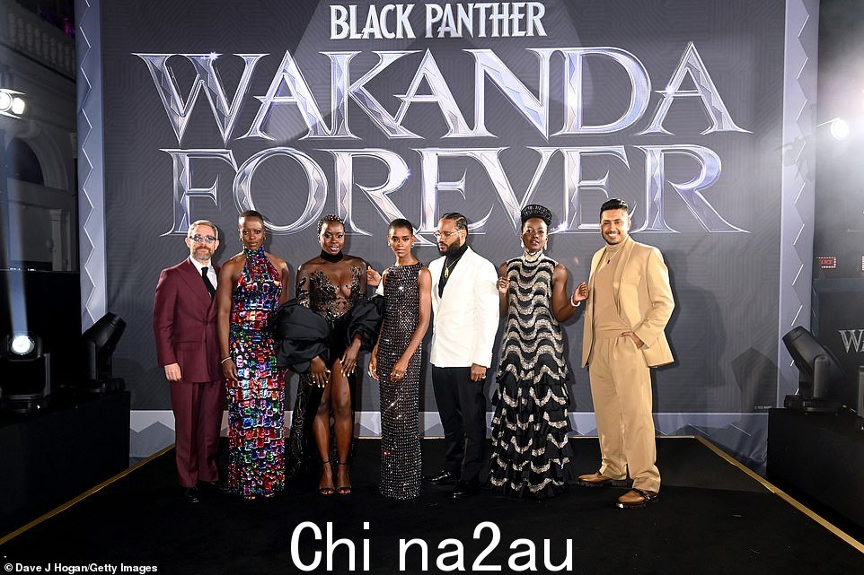 All together now: Lupita 相处融洽,因为 Black Panther 的演员们合影留念(L-R Martin Freeman、Florence Kasumba、Danai Gurira、Letitia Wright、Ryan Coogler、Lupita 和 Tenoch Huerta)
