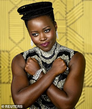 Pose: Lupita 向星光熠熠的黑色地毯致敬,向电影中标志性的 Wakanda Forever 致敬