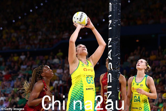 瓦勒姆从 15 投完美的 15 分,帮助澳大利亚队在周四的布里斯班以 57-53 获胜
