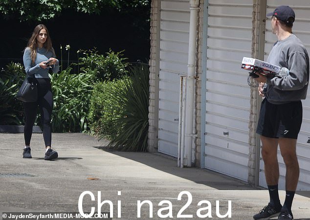 这对夫妇被发现带着一些棋盘游戏前往悉尼