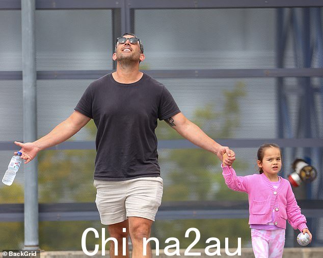 Braith 有一次低下头,高兴地伸出双臂