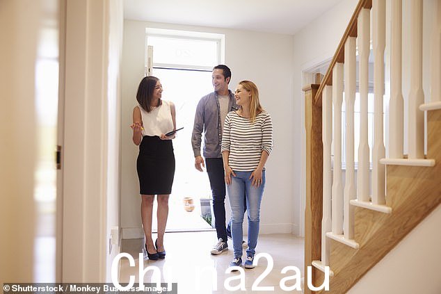 当然,22 岁毕业,28 岁结婚,有自己的公寓,我离开家没有什么困难。这对我们的儿子来说是完全不同的事情