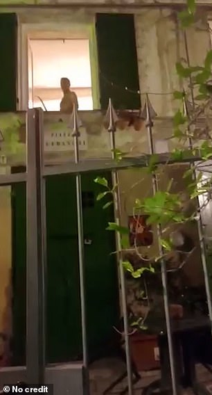 可以听到斯卡尔科向下喊:'你需要吗?一只手?'然后一个邻居出来问:'发生了什么事?'哈维尔回答:'他用箭射了我'