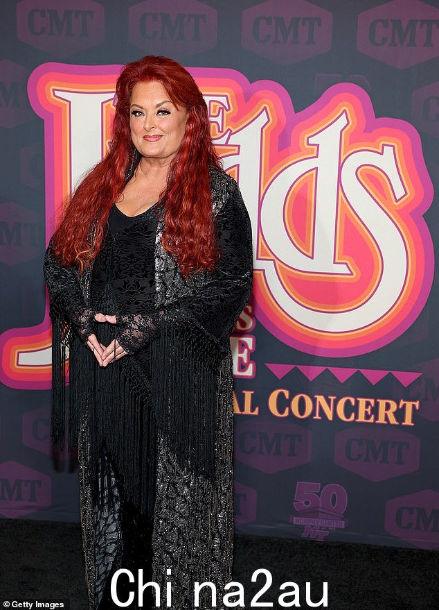 最新消息:58 岁的 Wynonna Judd 将在她悲惨自杀六个月后纪念已故母亲 Naomi Judd。她在演唱会 The Judds: Love Is Alive - The Final Concert 的红地毯上被拍到星期四,田纳西州默弗里斯伯勒的中田纳西州立大学墨菲中心” class=