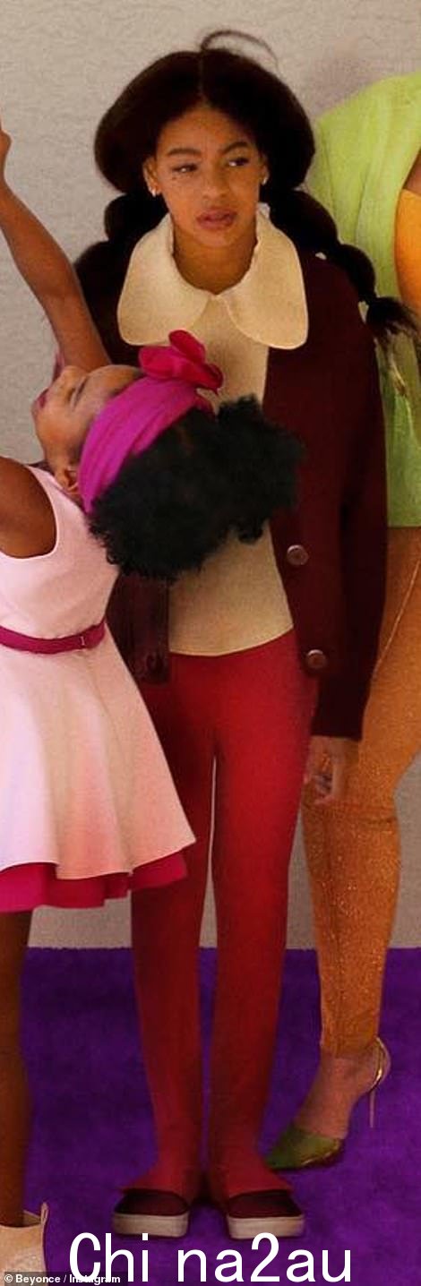 Penny: Blue Ivy 被装扮成该系列的中心人物 Penny,在动画喜剧节目中以扎着大辫子和学院风的装束着称