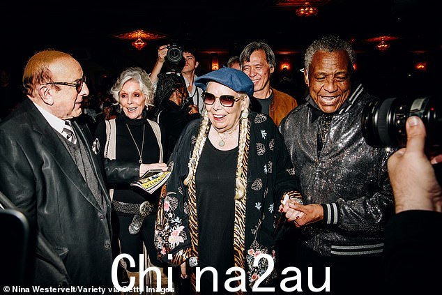 下周一就 79 岁了!这位难以捉摸的加拿大民间传奇人物在她标志性的辫子上戴着一顶海军蓝色平顶帽,以及一件黑色花卉和服和绿松石首饰