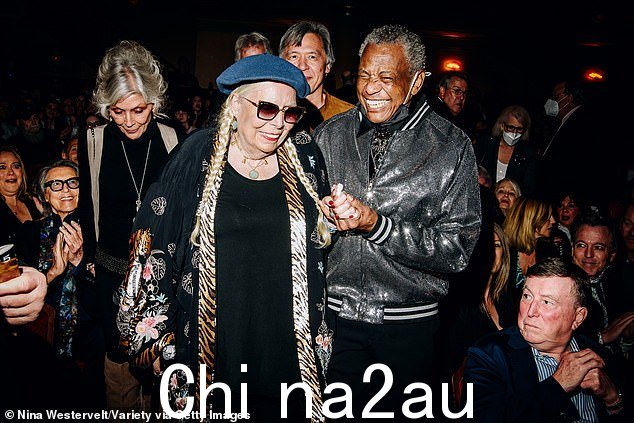 罕见的公开露面!九次格莱美奖得主乔尼·米切尔戏剧性地进入伯纳德·B·雅各布斯剧院,参加周四晚上在曼哈顿中城的“几乎成名”的百老汇开幕式