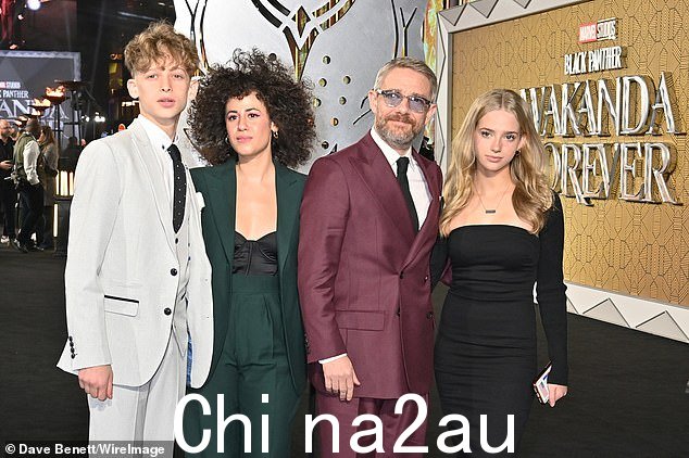 家庭关系:Martin 与 48 岁的前合伙人 Amanda Abbington 分享他的两个孩子 Joe,16 岁和 Grace,14 岁