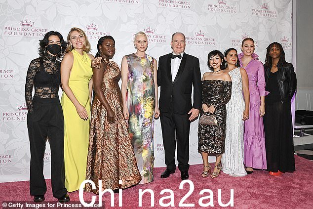 Charlene, Albert 和嘉宾周四晚出席 2022 格蕾丝王妃颁奖典礼