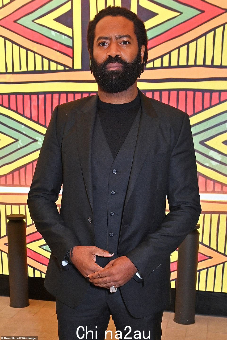 西装:Nicholas Pinnock 穿着黑色西装和银戒指系列看起来很聪明