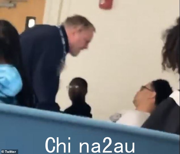 前历史教授罗伯特·埃文斯·皮卡德在大喊'出去!不管你叫什么名字,你都没有通过这门课!出去!出去!'在一个病毒视频中的学生身上” class=