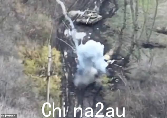 受灾车辆最初继续缓慢前行,冒出浓烟,如果没有完全凿沉,可能会损坏