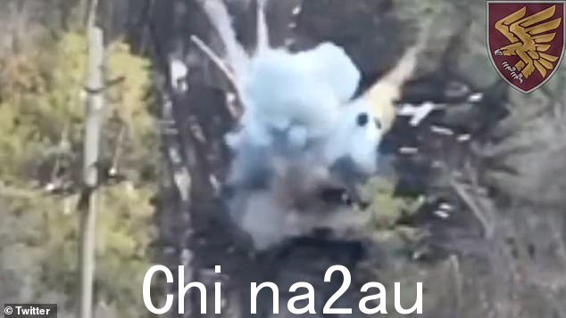 然后在损坏的坦克中发生一系列爆炸,其弹药舱明显爆炸,烟雾涌入空中