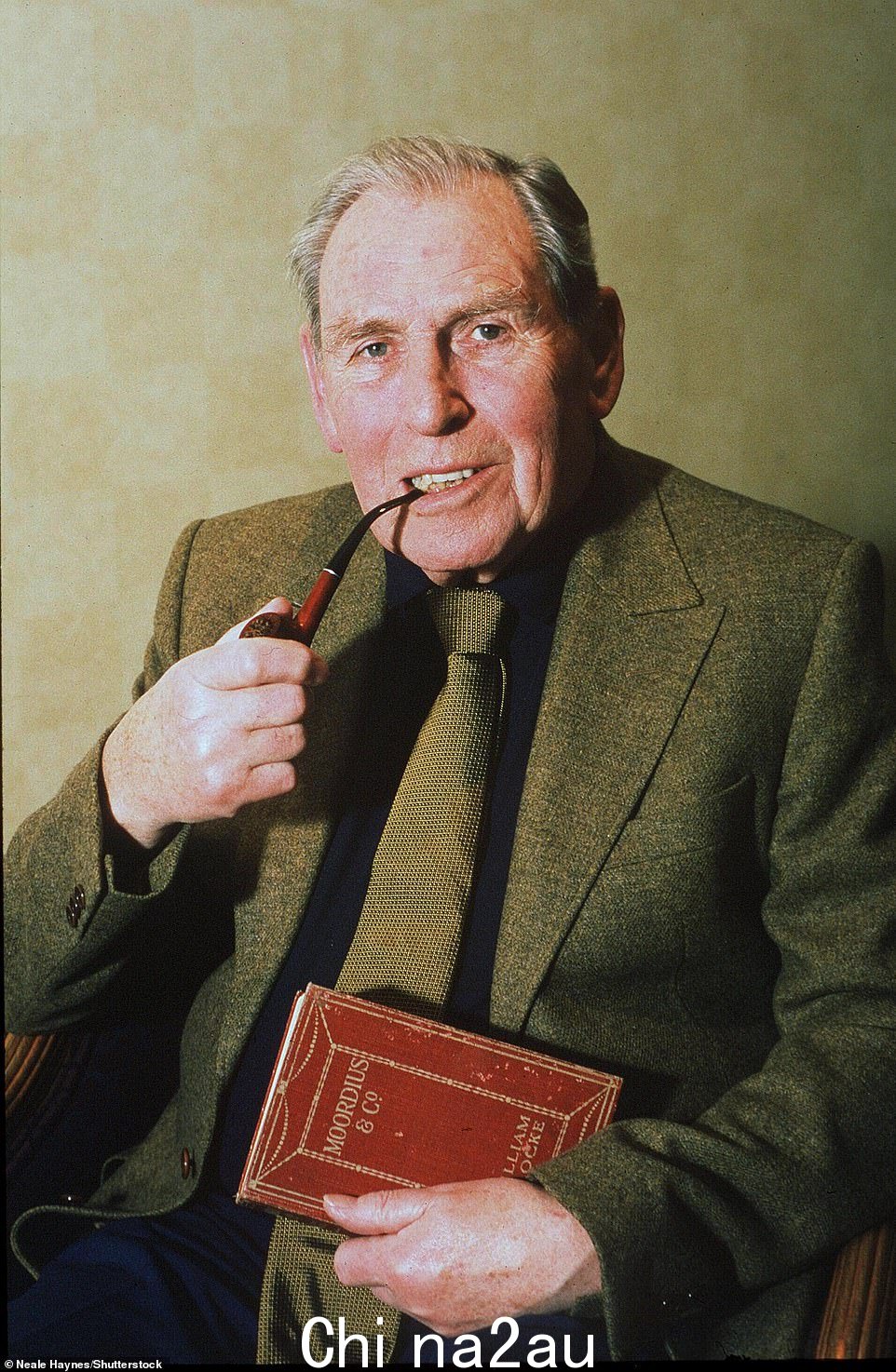 Kenneth Wolstenholme 的战时档案,这位传奇评论员真的认为一切都结束了——当时他的飞机差点被纳粹击落——售价高达 15,000 英镑