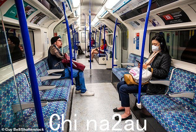 当英国进入封锁状态时,大多数人不得不在家工作并避开公共场所。图:2020 年 4 月高峰时段地铁几乎空无一人