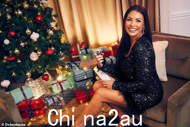 这个圣诞节 Debenhams 与前 S Club 7 明星雷切尔史蒂文斯和真人秀明星杰斯赖特 (如图) 一起发布了一个闪亮的节日广告