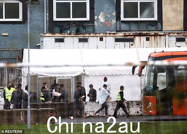 已经鼓励数百人离开肯特北部的曼斯顿只需提供一个转发地址,电讯报报道“class=