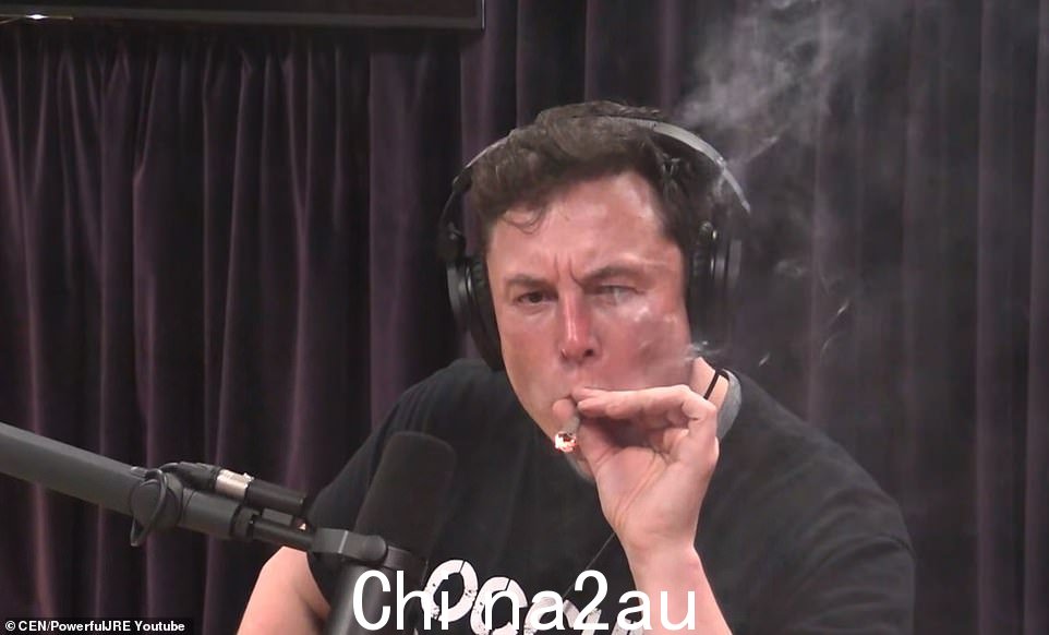 Musk,在 Joe Rogan 的播客中描绘了一个关节,在他的报价中包含了一个杂草参考