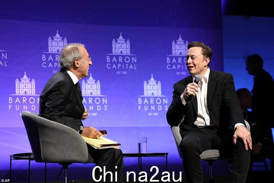 马斯克在发出终止电子邮件之前笑了,精神很好,在台上与 Baron Capital Group 董事长兼首席执行官 Ron Baron 聊天