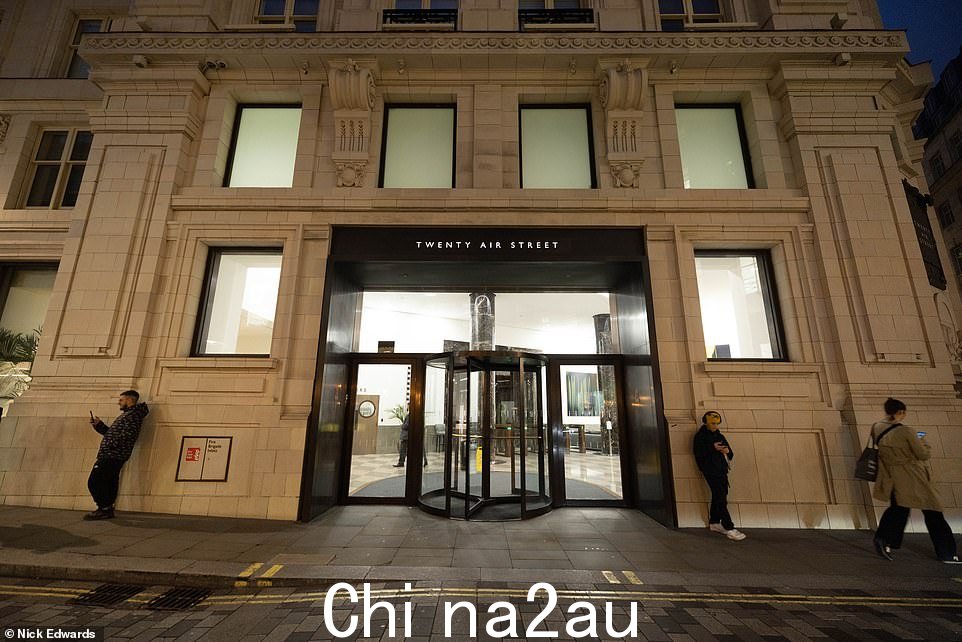 这家社交媒体巨头在伦敦和曼彻斯特的两个英国办事处的员工预计将在今天下午 4 点之前收到一封主题为“你在 Twitter 中的角色”的电子邮件。图为:Twitter 的皮卡迪利广场总部