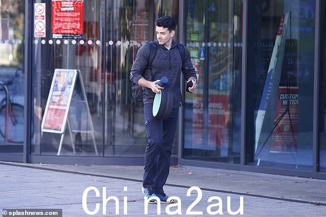 Chilled: Brendyn Hatfield 离开溜冰场时身穿深灰色上衣和海军蓝裤子