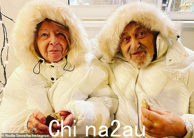 Folks: 这位 55 岁的 Loose Women 明星在 2020 年登上 Instagram,分享了妈妈 Roberta 和爸爸 Nadim 的一系列照片,她向粉丝保证他们远非“老人”或 'vulnerable'