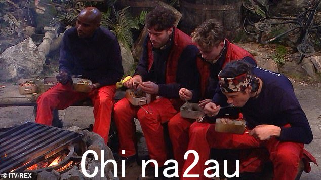In camp: I'm A Celeb 营地的食物有限,经常在 A-list 营员之间为吃饭而争吵时引起紧张