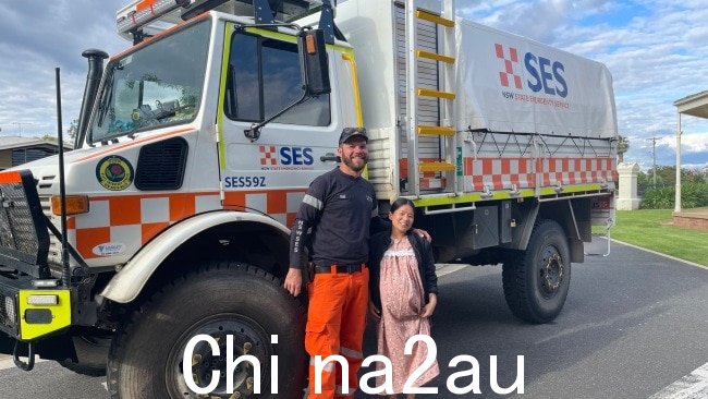 SES 救援人员 Ryan Jones 帮助孕妇福布斯洪水泛滥时被送往医院。图片：NSW SES