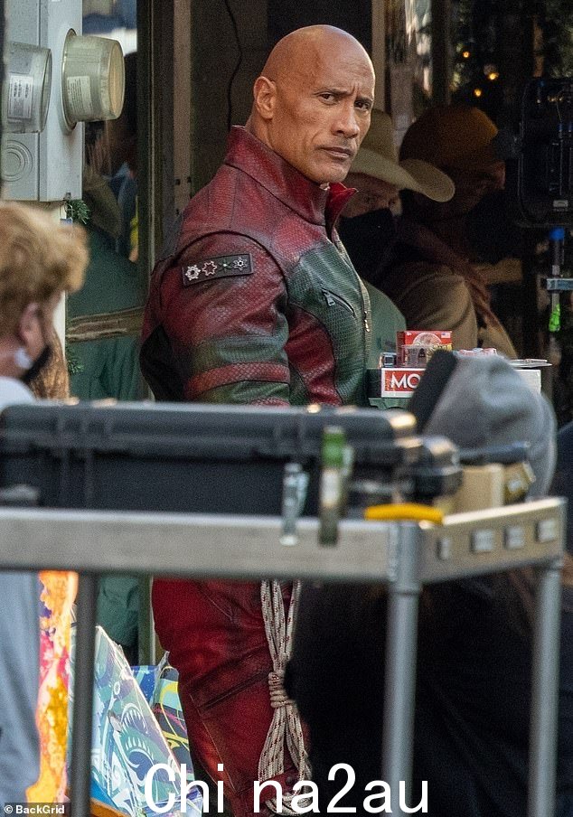 First look: Dwayne 'The Rock' Johnson 第一次出现在 Amazon Prime 动作喜剧电影 Red One