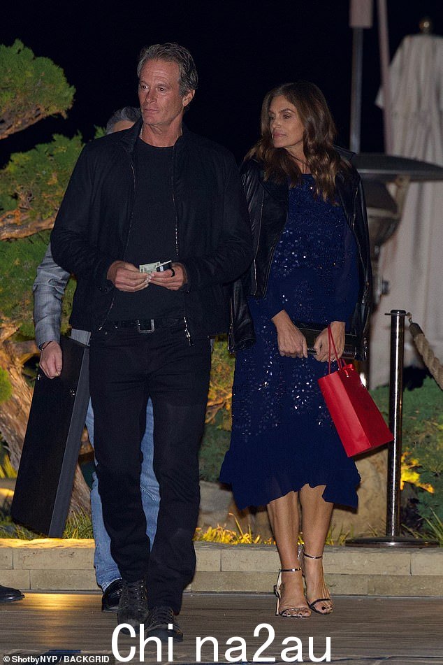 Blue mood: Presley 的爸爸 Rande Gerber 也穿着一身黑色的休闲装,而他的妈妈 Cindy Crawford 穿着闪闪发光的亮片钴蓝色连衣裙