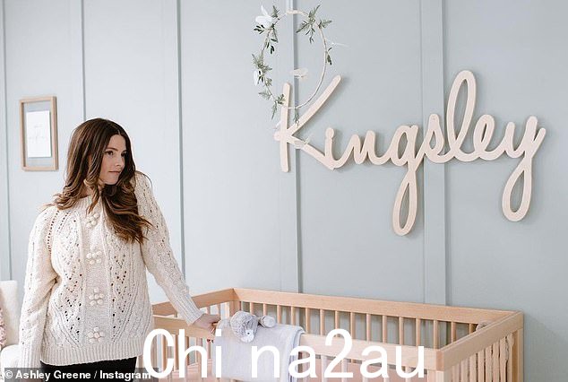 完美房间:'Kingsley's Nursery Reveal。我们想要一个拥有大量自然光和木材的平静、温馨的环境。迫不及待地想看到小女孩在这里长大'