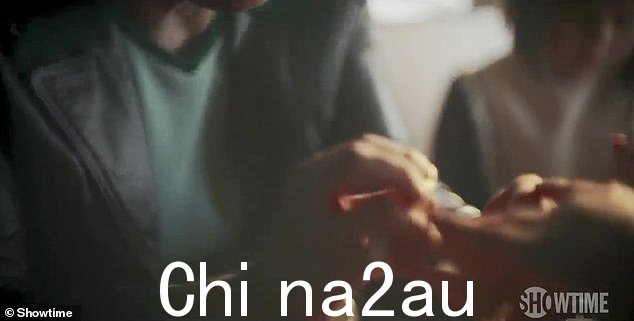 Romance: George 在一家餐馆的隔间里对面坐下求婚——在他拿出戒指之前,她已经伸手接过了
