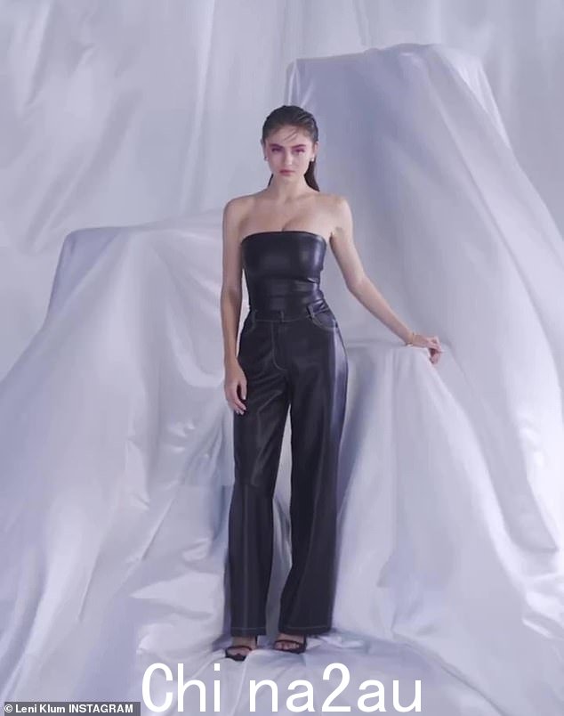 Stylish:剪辑开始时,Klum 身穿黑色无袖上衣和配套的裤子