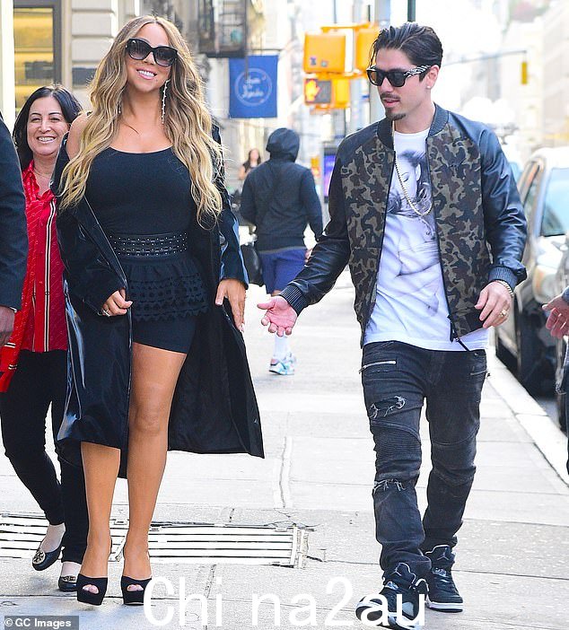 Side by side: 52 岁的 Mariah Carey 和她帅气的男友 39 岁的 Bryan Tanaka 本周五在纽约市郊游
