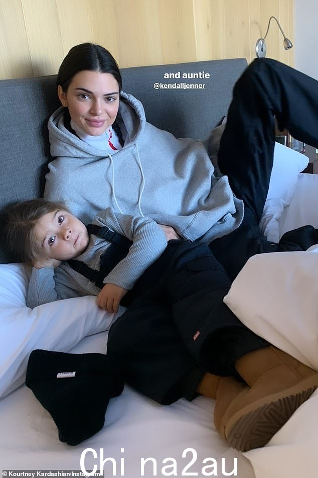 Caring: Kourtney 与 Kourtney 的一个孩子分享了一张超模作为一个充满爱心和关怀的阿姨的可爱照片
