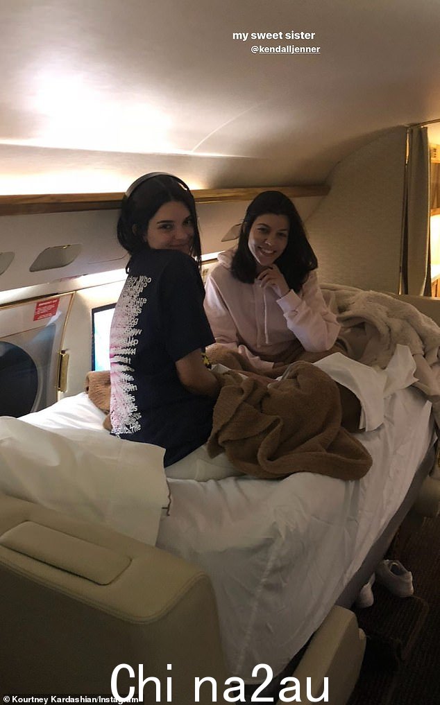 快乐时刻:Kourtney 分享了自己的照片坐在肯德尔旁边的飞机上的一张临时床上