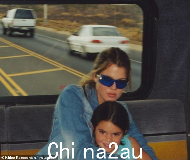 Throwback snap: 在几年前拍摄的照片中,可以看到 Khloe 坐在车后部拥抱年轻得多的 Kendall
