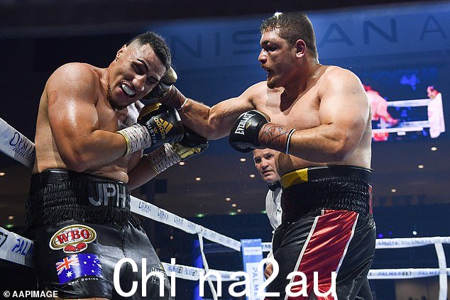 当他的对手发动猛烈进攻时,澳大利亚人不得不继续防守