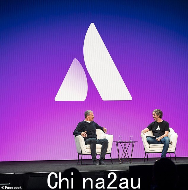  Mike Cannon-Brookes 和 Scott Farquhar 在舞台上的聊天被他们价值 530 亿美元的软件公司 Atlassian 的徽标所掩盖