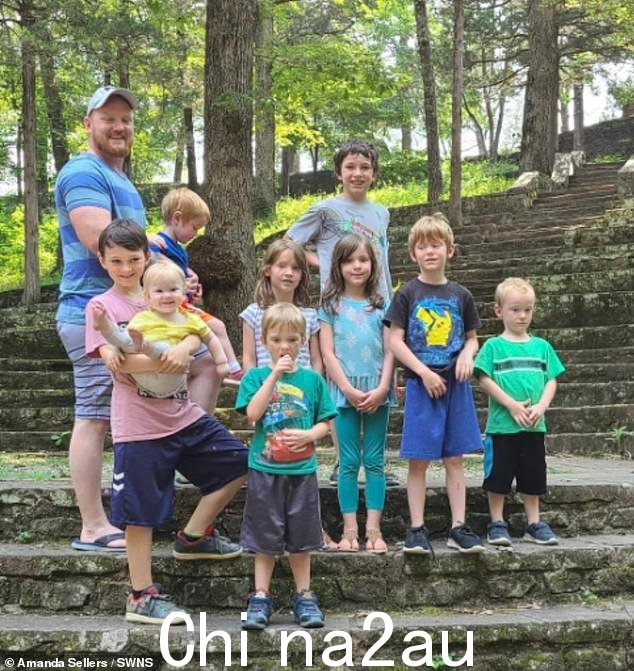 这位妈妈说他们家会‘时而混乱’。 Chris、Logan、Ryan、Liam、Mya、Mia、Asher、Brycen、Eli 和 Emma 在家庭郊游中合照