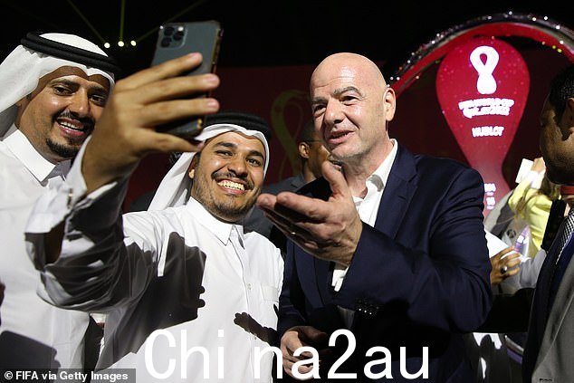 国际足联主席因凡蒂诺(右)在世界杯上恳求32个国家专注于足球,避免讨论卡塔尔的社会和政治问题是卑鄙的