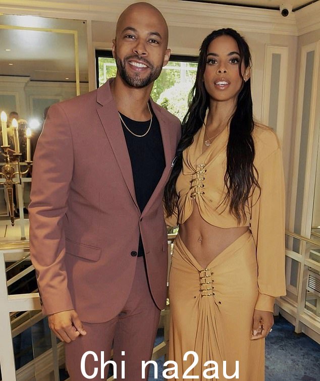 Rochelle Humes 已经沉浸在圣诞气氛中——她已经提前近两个月竖起了圣诞树(与丈夫 Marvin 合照)