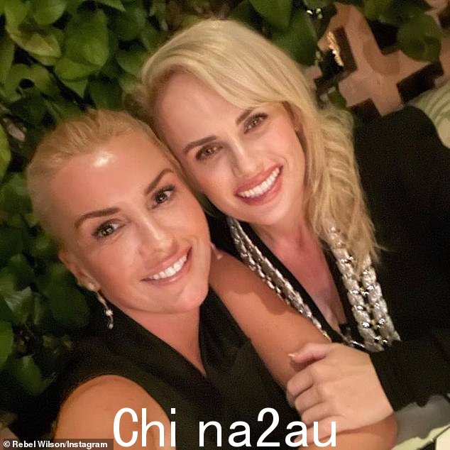 报告:据报道,Rebel Wilson 在约会七个月后与她的 Ramona Agruma 订婚
