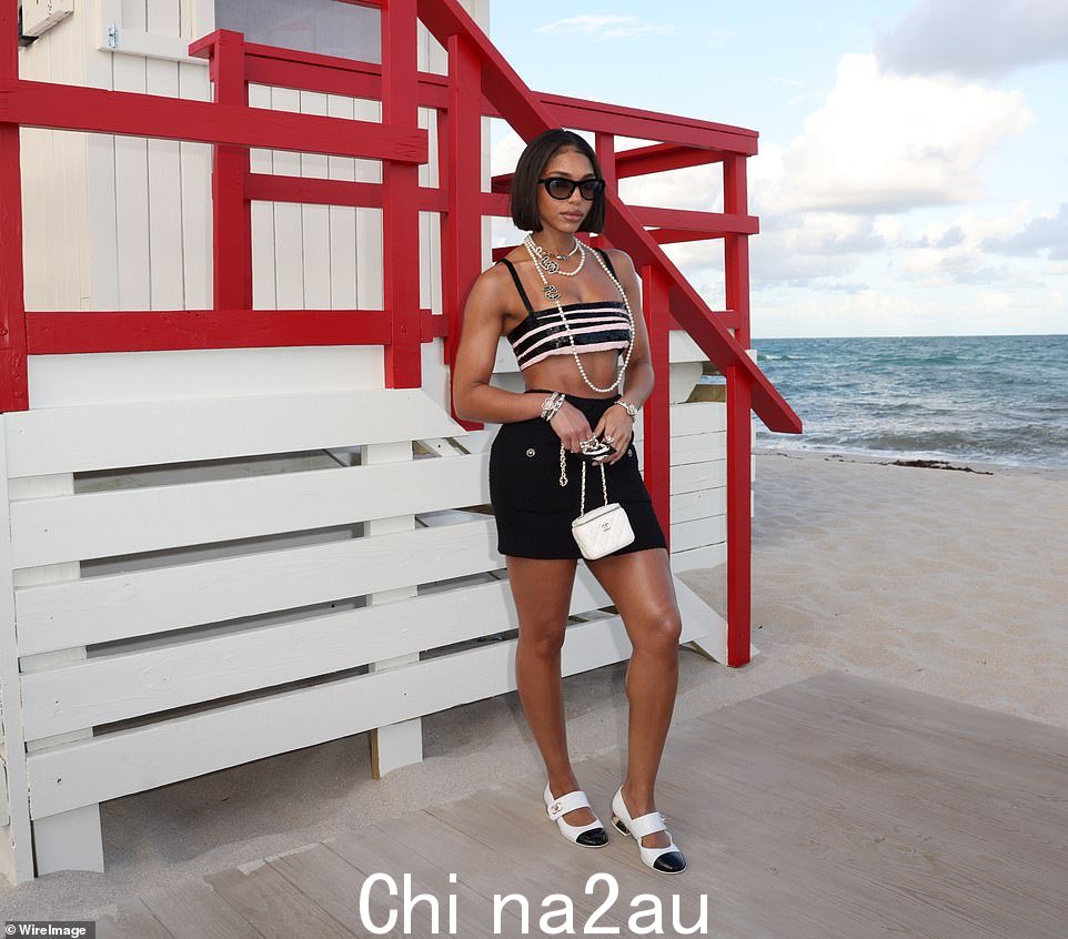 摆姿势:Lori 被拍到在 Chanel Cruise 时装秀举办地附近的波浪海岸附近摆姿势拍照