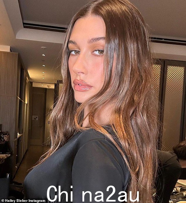 Bieber in The Big Apple: Hailey 在曼哈顿参加周三晚上在纽约市现代艺术博物馆举行的《华尔街日报》创新者奖。她身着优雅的黑色拖地连衣裙吸引了人们的注意,紧贴着她纤细的身躯
