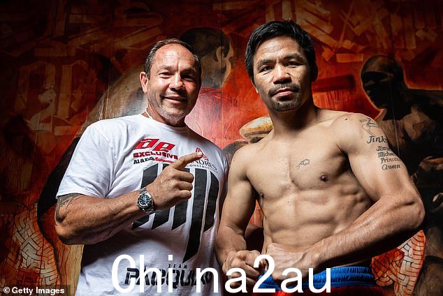 Fortune (L) 在洛杉矶著名的 Fortune Gym 与传奇拳击手 Manny 'Pacman' Pacquiao 合影