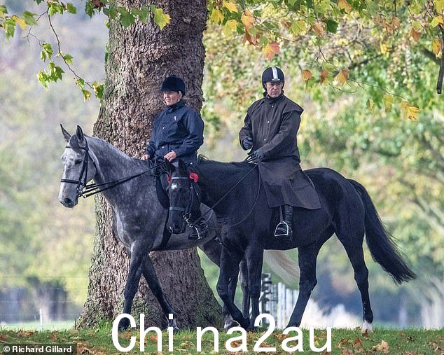 丢脸的约克公爵转而在温莎皇家旅馆打高尔夫球、骑马和享受生活